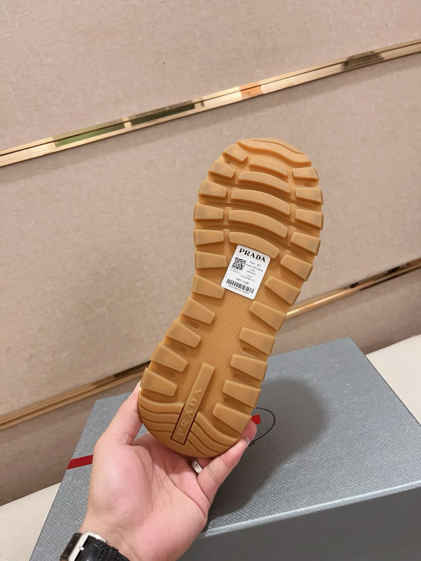 Men's Men's Shoes 💰 580💰 ✔️✔️✔️High-quality new PRADA (Prada) counters are launched simultaneously. The new men's shoes and 😘fabric are made of selected first-layer cowhide and technological glue-spraying technology. Lining: Full cowhide lining. 👍🏿High-end☄️Open-molded non-slip rubber outsole, exquisite lines, simple and elegant, comfortable and high-end for leisure travel. Code number: 38 to 44 (can be customized to 45, non-refundable!